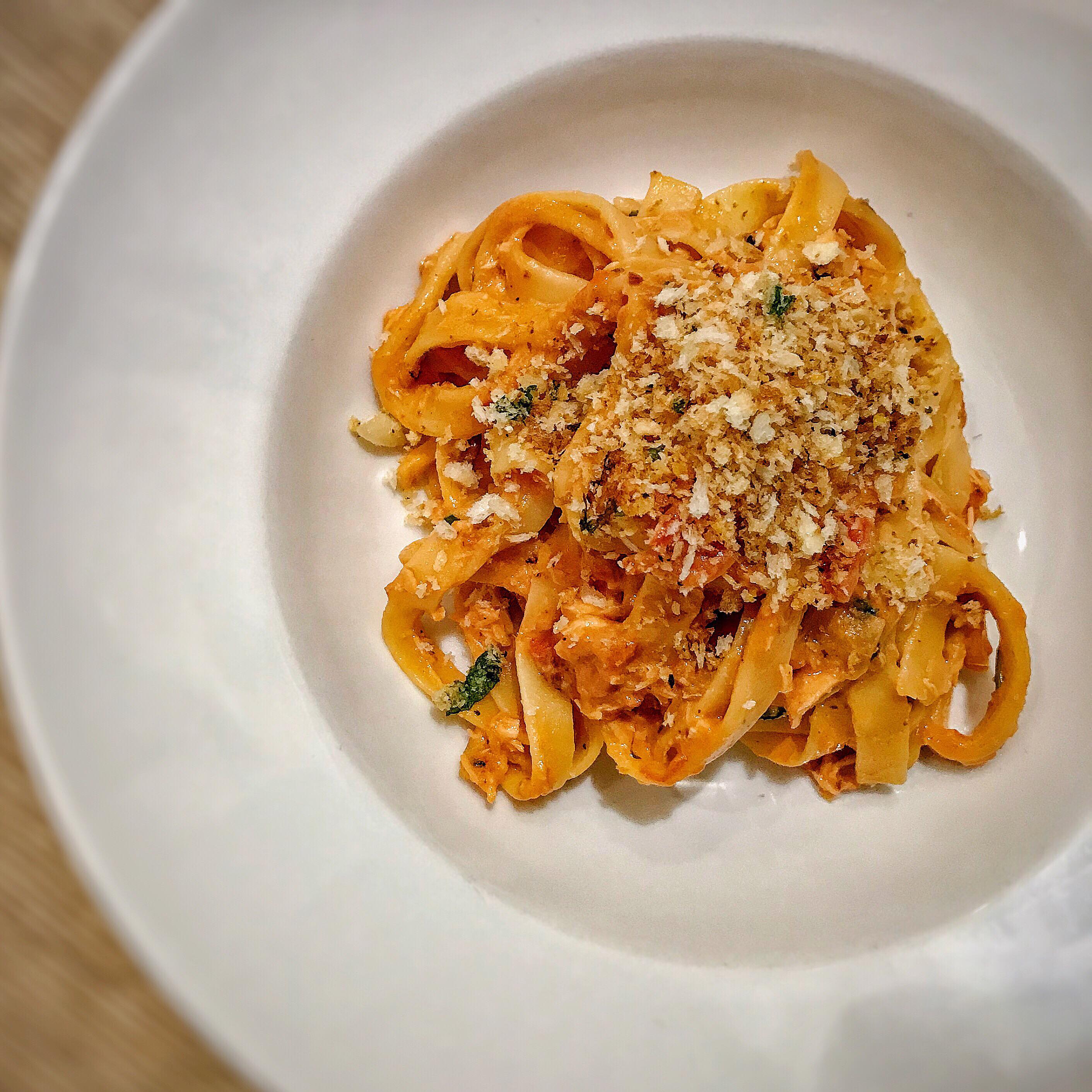 Creamy Salmon Pasta with Herby Breadcrumbs – 9sp